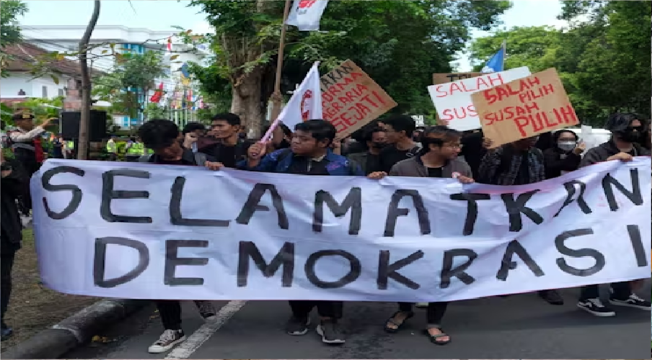 Artikel Demokrasi Kita Makin Dewasa atau Makin Sensitif?
